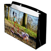 Fubby die zijn hondje uitlaat. große geschenktüte (Rückseite Schrägansicht)