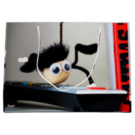 Fubby hangend als de scene van Tom Cruise. Große Geschenktüte