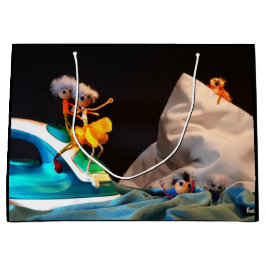 Fubby in de iconische Fimscene van de Titanic. Große Geschenktüte