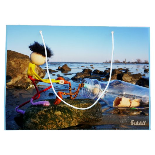 Fubby met flessenpost aan de kust. große geschenktüte (Rückseite)