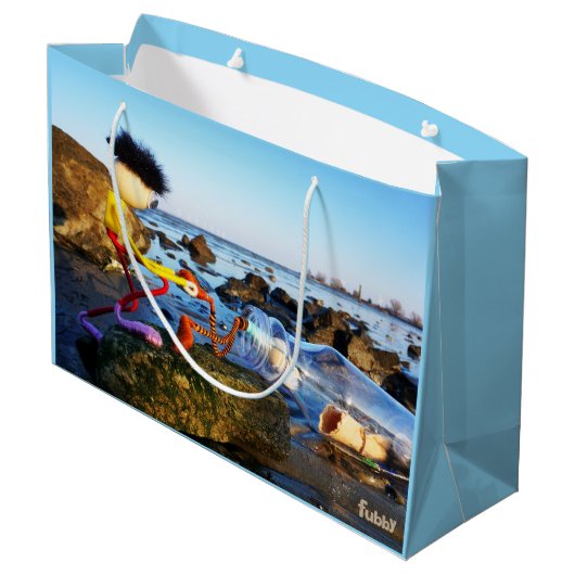 Fubby met flessenpost aan de kust. große geschenktüte (Rückseite Schrägansicht)