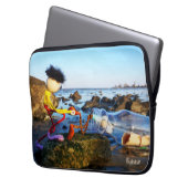Fubby met flessenpost aan de kust. laptopschutzhülle (Vorderseite Links)