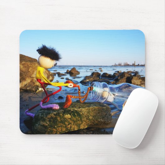 Fubby met flessenpost aan de kust. mousepad (Mit Mouse)