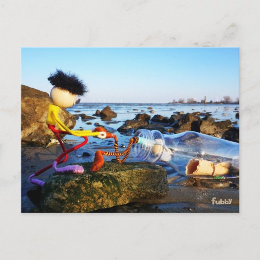 Fubby met flessenpost aan de kust. postkarte (Vorderseite)
