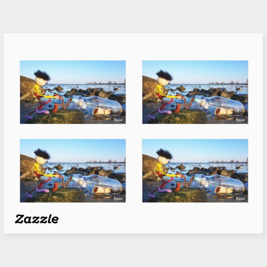 Fubby met flessenpost aan de kust. rechteckiger aufkleber (Blatt)