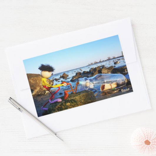 Fubby met flessenpost aan de kust. rechteckiger aufkleber (Umschlag)