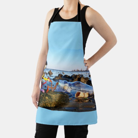 Fubby met flessenpost aan de kust. schürze (InSitu)