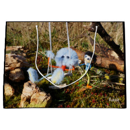 Fubby monster op de schommel. große geschenktüte