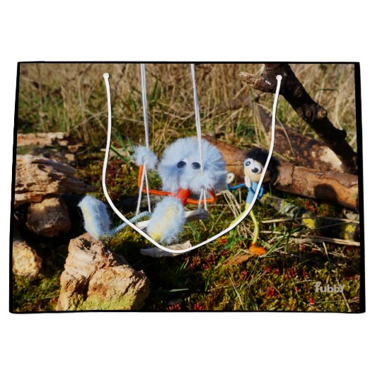 Fubby monster op de schommel. große geschenktüte (Vorderseite)