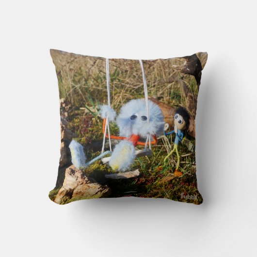 Fubby monster op de schommel. kissen (Vorderseite)