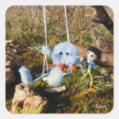 Fubby monster op de schommel. quadratischer aufkleber (Vorderseite)