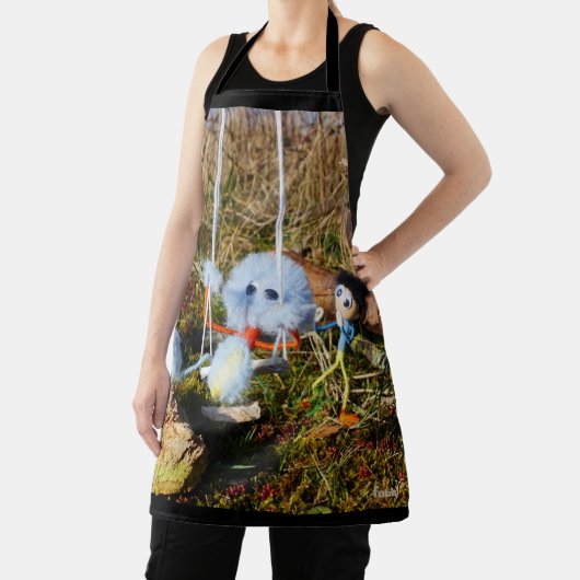 Fubby monster op de schommel. schürze (InSitu)