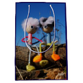 Fubby paartje dat romantisch verliefd zitten. mittlere geschenktüte (Vorderseite)