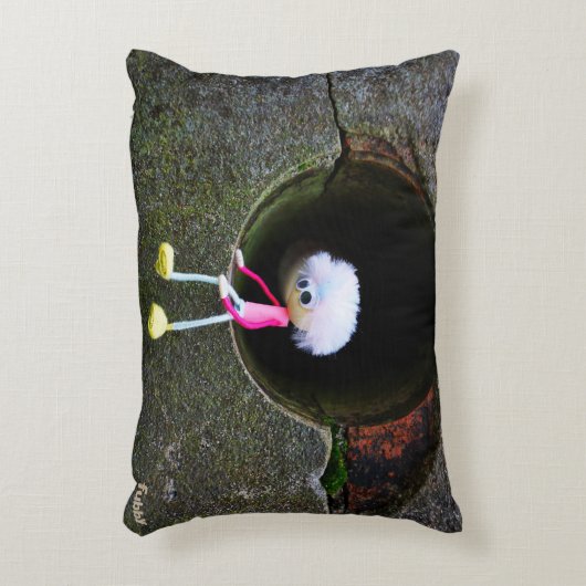 Fubby poppetje dat in een muur zit. dekokissen (Vorderseite(Vertikal))