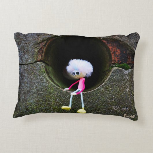 Fubby poppetje dat in een muur zit. dekokissen (Rückseite)