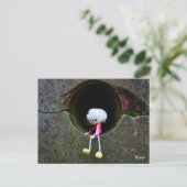 Fubby poppetje dat in een muur zit. Een schattig m Postkarte (Stehend Vorderseite)
