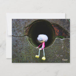 Fubby poppetje dat in een muur zit. Een schattig m Postkarte