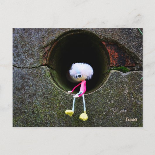 Fubby poppetje dat in een muur zit. Een schattig m Postkarte (Vorderseite)