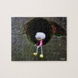 Fubby poppetje dat in een muur zit. Een schattig m Puzzle