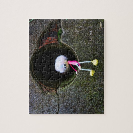 Fubby poppetje dat in een muur zit. Een schattig m Puzzle (Vertikal)