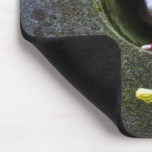Fubby poppetje dat in een muur zit. mousepad (Ecke)