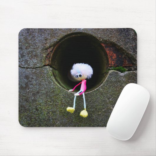 Fubby poppetje dat in een muur zit. mousepad (Mit Mouse)