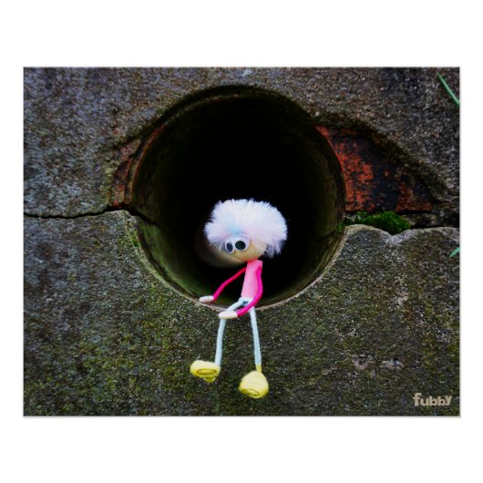 Fubby poppetje dat in een muur zit. poster (Vorderseite)