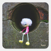 Fubby poppetje dat in een muur zit.  quadratischer aufkleber (Vorderseite)