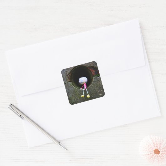 Fubby poppetje dat in een muur zit. quadratischer aufkleber (Umschlag)