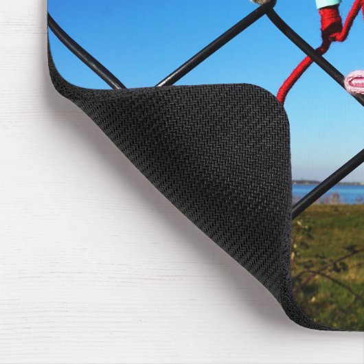 Fubby poppetje dat in het hek omhoog klimt. mousepad (Ecke)