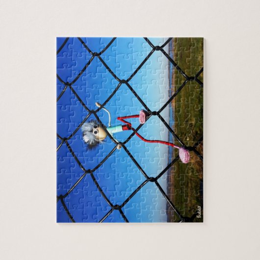 Fubby poppetje dat in het hek omhoog klimt. puzzle (Vertikal)