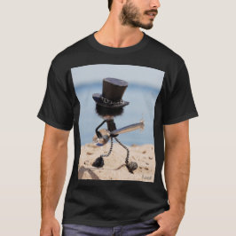Fubby rock gitarist met hoed op het strand. T-Shirt