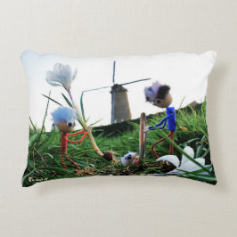 Fubby's bij een molen planten een krokus bol. dekokissen