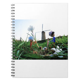 Fubby's bij een molen planten een krokus bol. notizblock