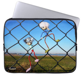 Fubby's die een hek beklimmen. laptopschutzhülle