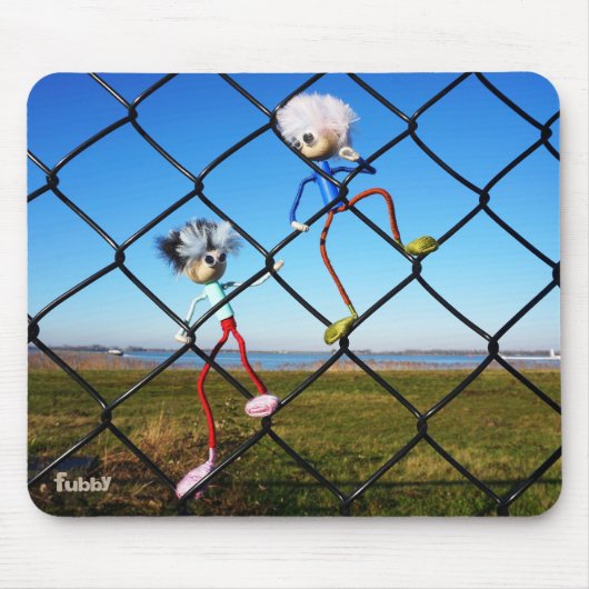 Fubby's die een hek beklimmen. mousepad (Vorne)