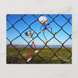 Fubby's die een hek beklimmen. postkarte