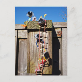 Fubby's die een vogelhuis beklimmen. postkarte