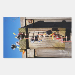 Fubby's die een vogelhuis beklimmen. rechteckiger aufkleber