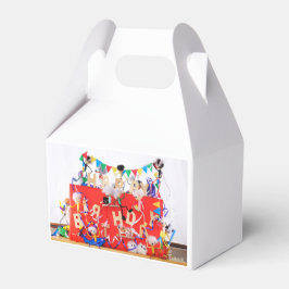 Fubby's die feest vieren voor verjaardag. geschenkschachtel