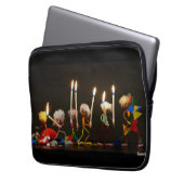 Fubby's die feestelijk met kaarsjes lopen, grappig laptopschutzhülle (Vorderseite Links)