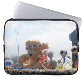 Fubby's die madeliefjes naar een Beer brengen. Laptopschutzhülle