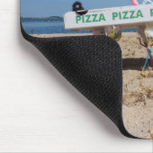 Fubby's die op het strand een pizza stelen. mousepad (Ecke)