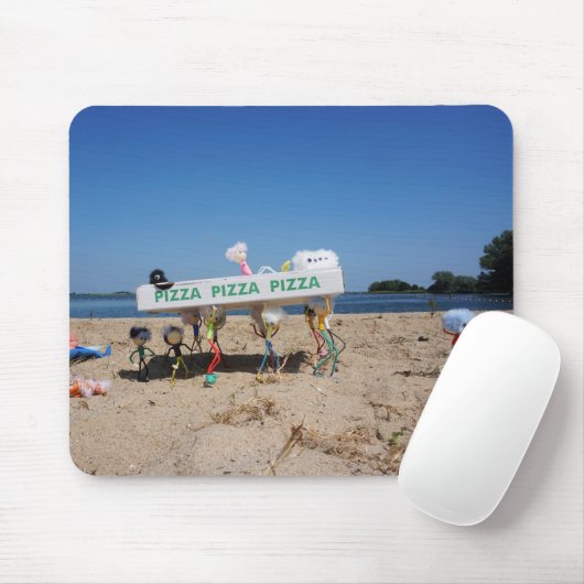 Fubby's die op het strand een pizza stelen. mousepad (Mit Mouse)