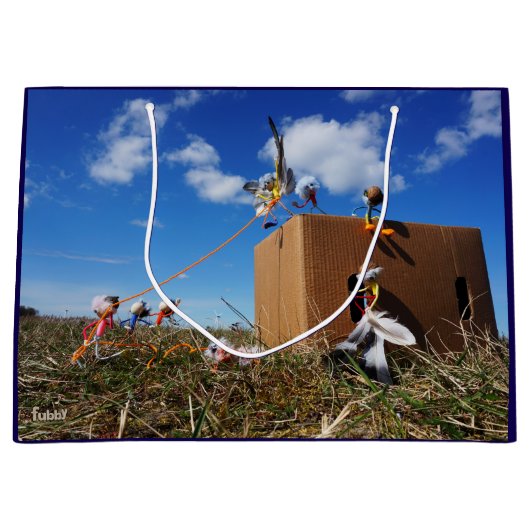 Fubby's die spelen met veren en vliegen. große geschenktüte (Vorderseite)