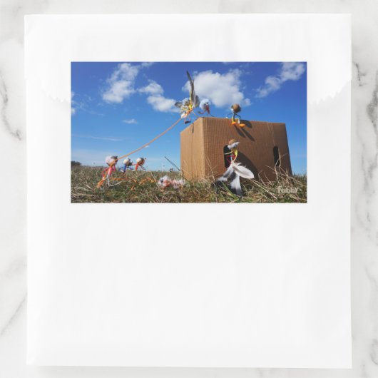 Fubby's die spelen met veren en vliegen. rechteckiger aufkleber (Tasche)