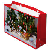 Fubby's in Winterwonderland. Große Geschenktüte (Rückseite Schrägansicht)