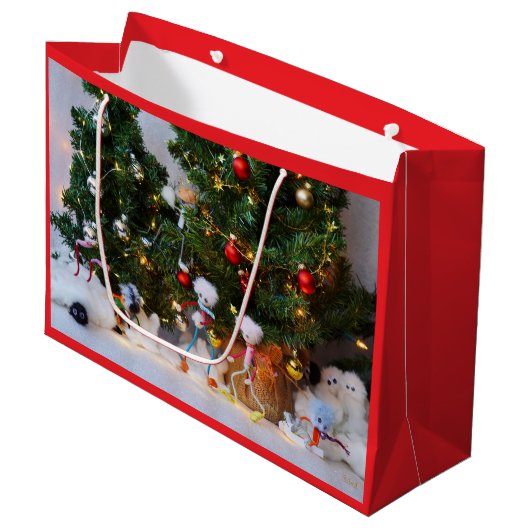 Fubby's in Winterwonderland. Große Geschenktüte (Vorderseite Schrägansicht)