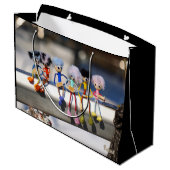 Fubby's op giek in 'Manhatten' poster. Große Geschenktüte (Rückseite Schrägansicht)