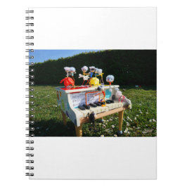 Fubby's op piano die muziek maken en dansen. notizblock